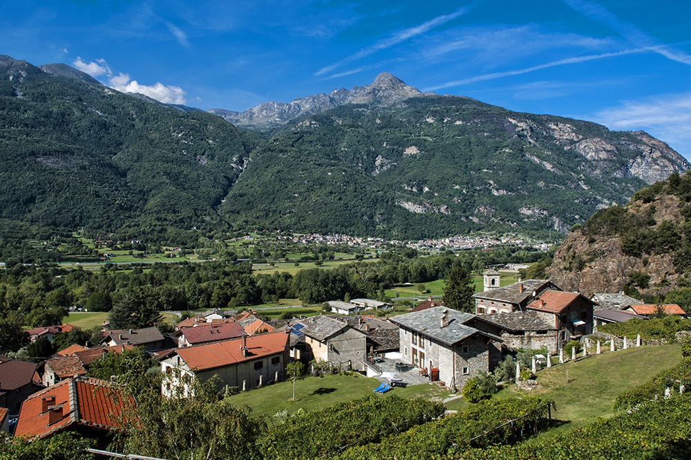 Panorama di Cesnola con veduta del B&B e delle montagne al confine tra Piemonte e Valle d'Aosta